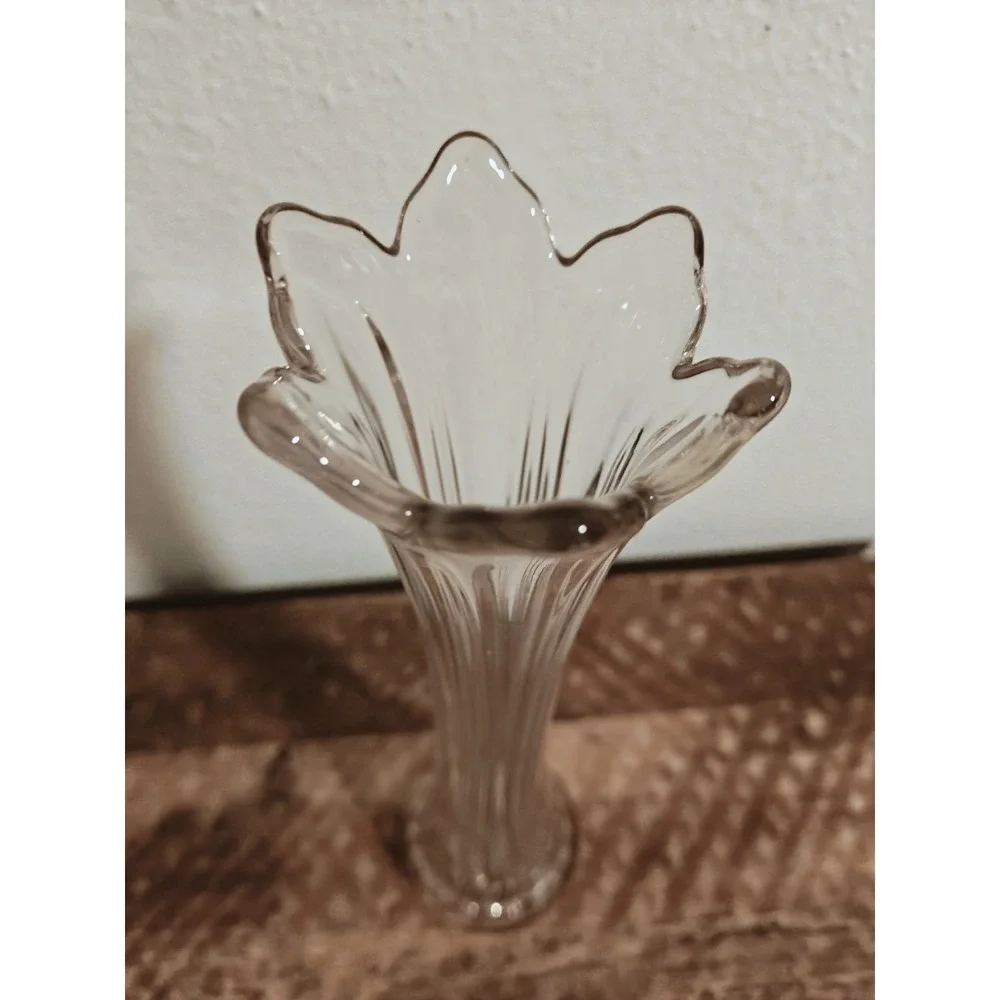 Vintage Clear Swung Glass Vase With Side Ribs Swing Style Petals